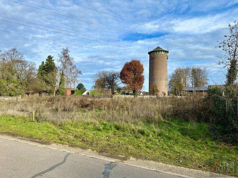 LOT 3:<br />
<br />
Residentieel gelegen bouwgrond van 4a 32ca voor een halfopen bebouwing.<br />
Op wandelafstand van Koersel-Dorp met winkels, schol