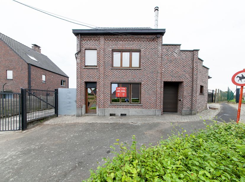 LANDELIJK GELEGEN WONING -<br />
Landelijk gelegen, te renoveren woning (open bebouwing). <br />
Deze woning omvat op gelijkvloers: inkomhal, woonkame