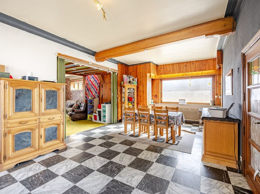 In het landelijke en charmante Heldergem, een deelgemeente van Haaltert, bevindt zich deze ruime gezinswoning op Oud-Dorp 43A. De woning ligt in het h