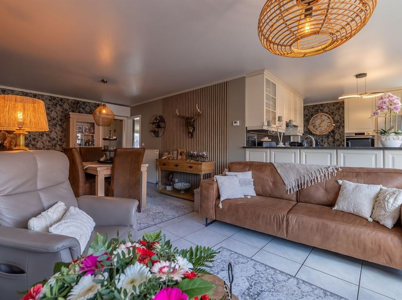 In het hart van het charmante Zichem, in nabijheid van een prachtige natuur, bevindt zich dit knap en lichtrijk appartement op de bovenste verdieping