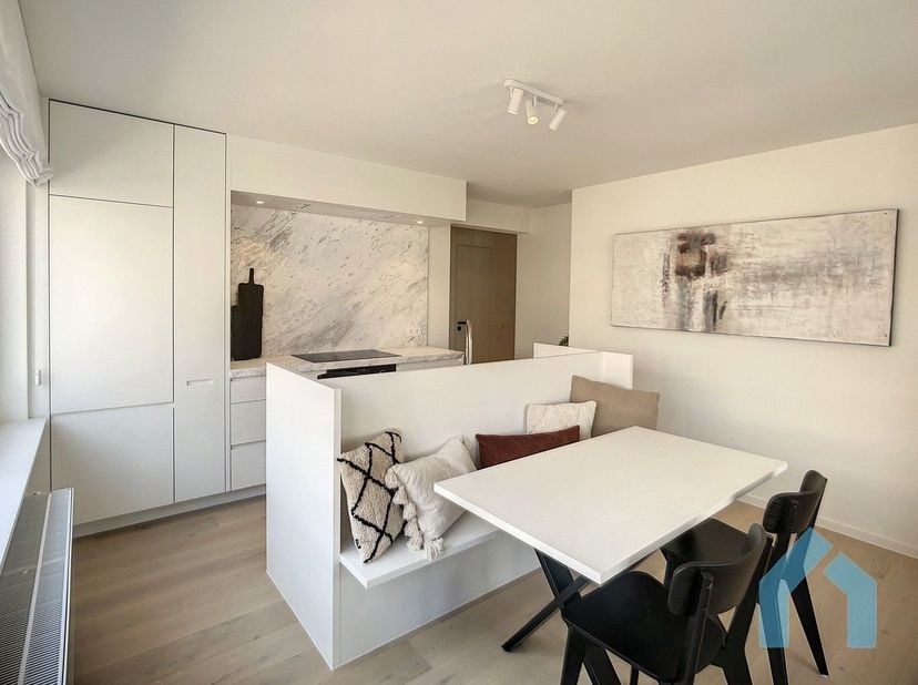 Met oog voor detail gerenoveerd appartement nabij de Lippenslaan en dichtbij het strand. Indeling: ruime woonkamer met volledig geïnstalleerde, open k