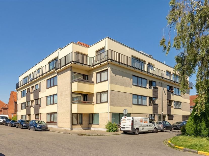 In de Clement D'Hoogelaan, pal in het centrum van Temse staat dit leuke appartement te koop. Centraal gelegen met talloze winkels, voorzieningen voor