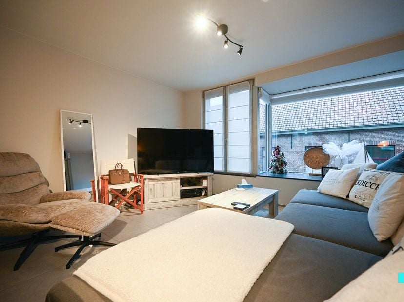 Ontdek dit erg goed onderhouden en centraal gelegen appartement met twee slaapkamers in het centrum van Izegem. Perfect voor eigen bewoning of als inv