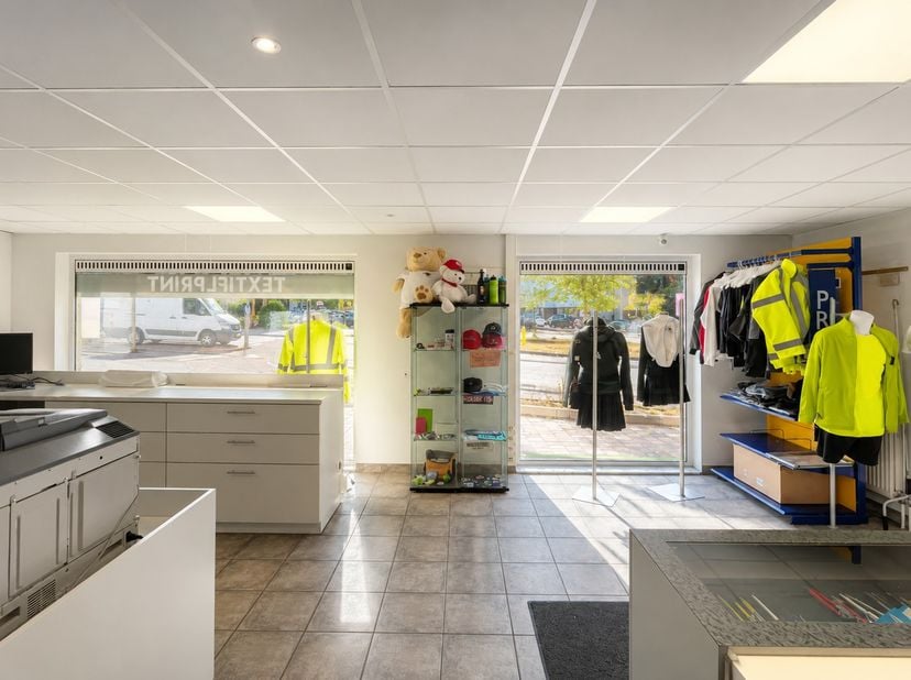 Deze mooie gelijkvloerse handelsruimte met veel lichtinval en een brede etalage, biedt veel opportuniteiten en geniet een centrale ligging aan de rand