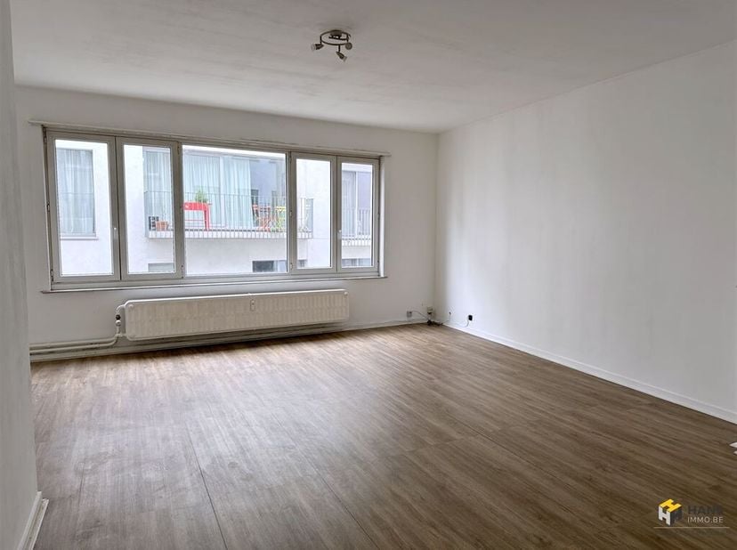 Appartement spacieux et central au coeur d'Anvers. Disposition : Hall d'entrée de 5m² avec passage vers le spacieux salon de 32m² sur stratifié neuf,