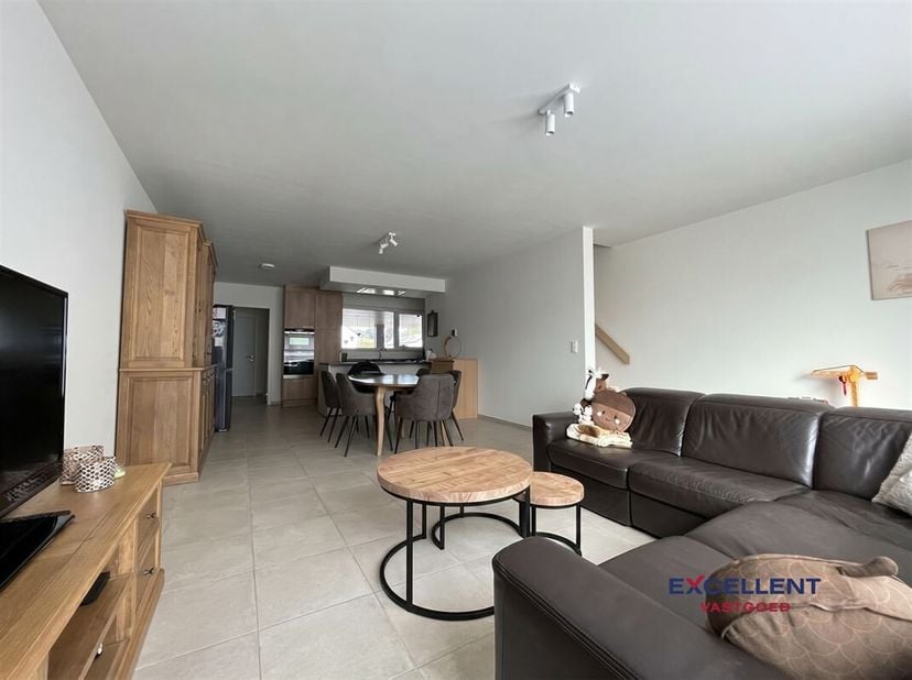 Deze prachtige gesloten nieuwbouwwoning is voorzien van alle nodige comfort en heeft een hoge afwerkingsgraad.<br />
Op het gelijkvloers vinden we de