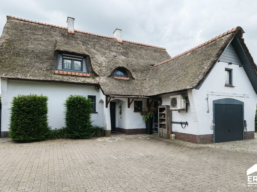 Charmante open bebouwing nabij het centrum van Pelt met tuin en veel privacy. Deze woning in Pelt combineert een centrale ligging met het comfort van