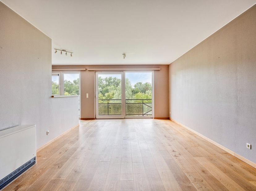 <br />
Op de derde verdieping van een verzorgde residentie uit 2007 kijkt dit appartement rechtstreeks uit over het Vijverpark. Twee terrassen — één o