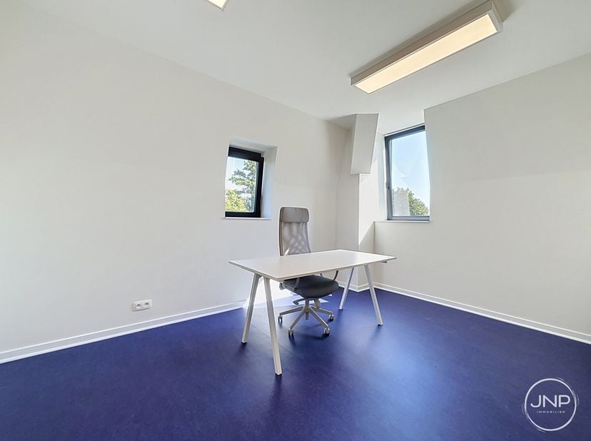 JNP Immobilier a le plaisir de vous présenter cet espace de coworking médical. 6 bureaux meublés sont disponibles allant de 15m² à 23 m², TOUT EST NEU
