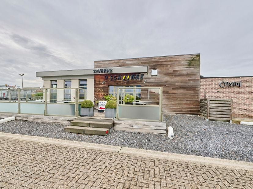 Deze gekende taverne is decennia lang een vaste waarde geweest in Meeuwen. De gezellige en gezinsvriendelijke horecazaak ligt in een rustige omgeving