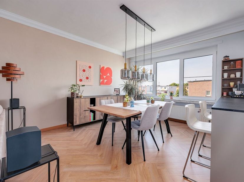 Appartement de 2 chambres ensoleillé et bien entretenu avec cuisine moderne, terrasse et garage box à Stabroek !<br />
Cet appartement de deux chambre