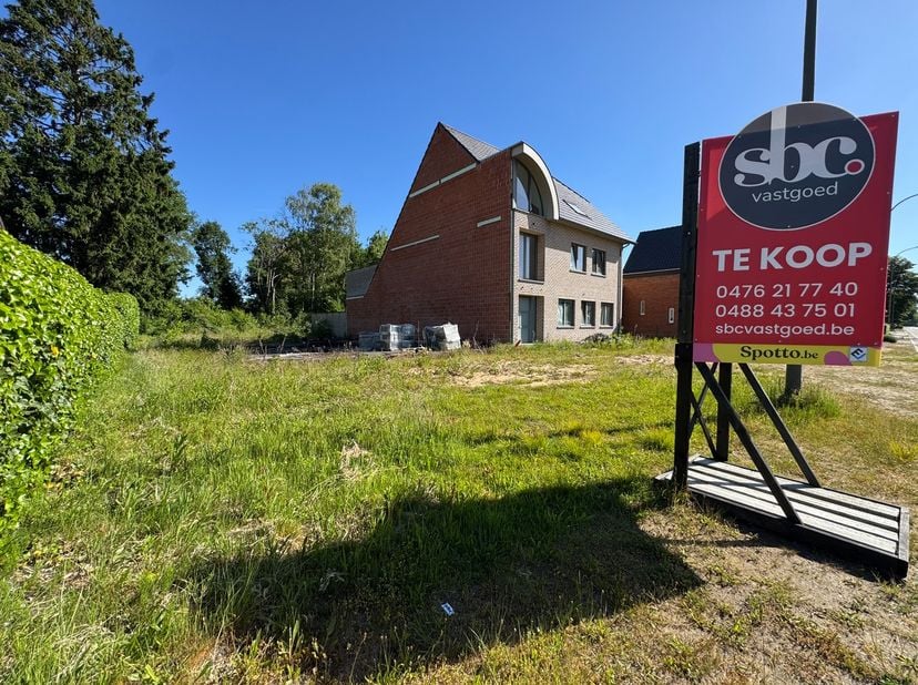 Uitstekend gelegen perceel bouwgrond (HOB) van 11a41ca<br />
<br />
Mooi perceel bouwgrond, geschikt voor halfopen bebouwing, met een oppervlakte van