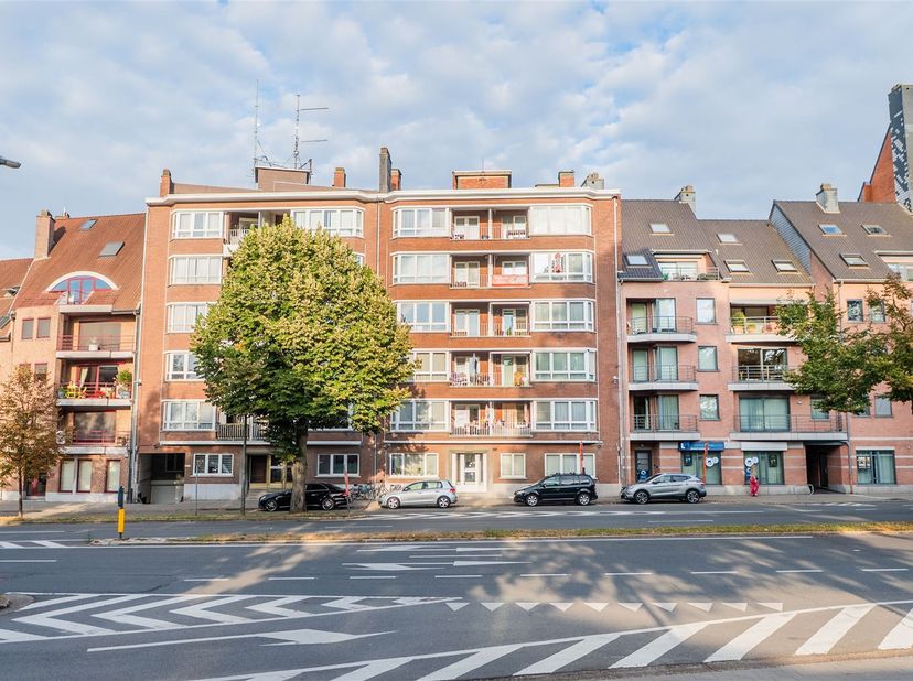 Ruim appartement (126 m2) met drie slaapkamers, op de Tongerse ring!<br />
<br />
Op de Eeuwfeestwal, aan het Tongerse stadscentrum ligt dit ruime a