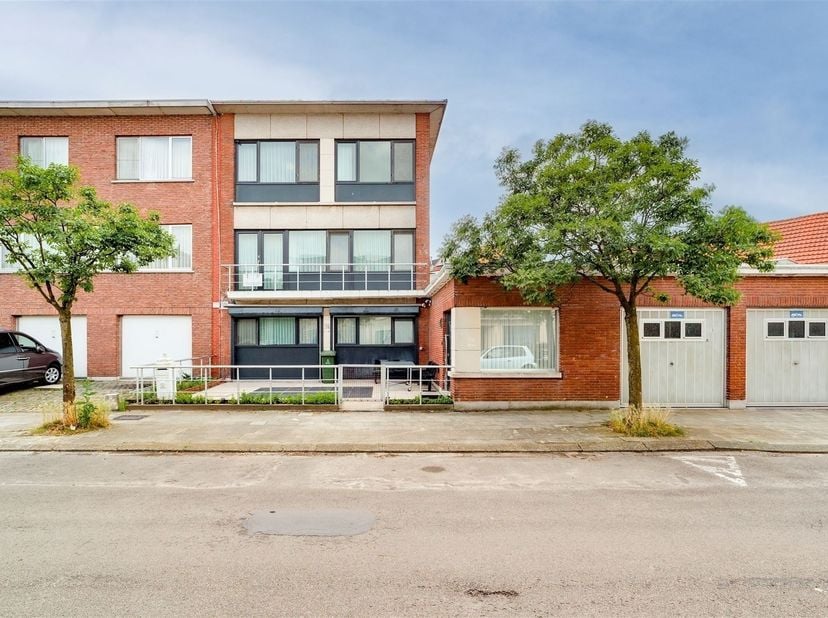 Huis met 4 tot 6 slaapkamers, kangoeroewoning mogelijk te koop te Hoboken<br />
<br />
Op wandelafstand van het de Hobokense Polder en nabij Antwerp