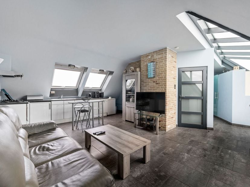 Op zoek naar een gezellig en lichtrijk dakappartement in een rustige omgeving? Dit appartement bevindt zich in een kleinschalig gebouw met slechts 3 a