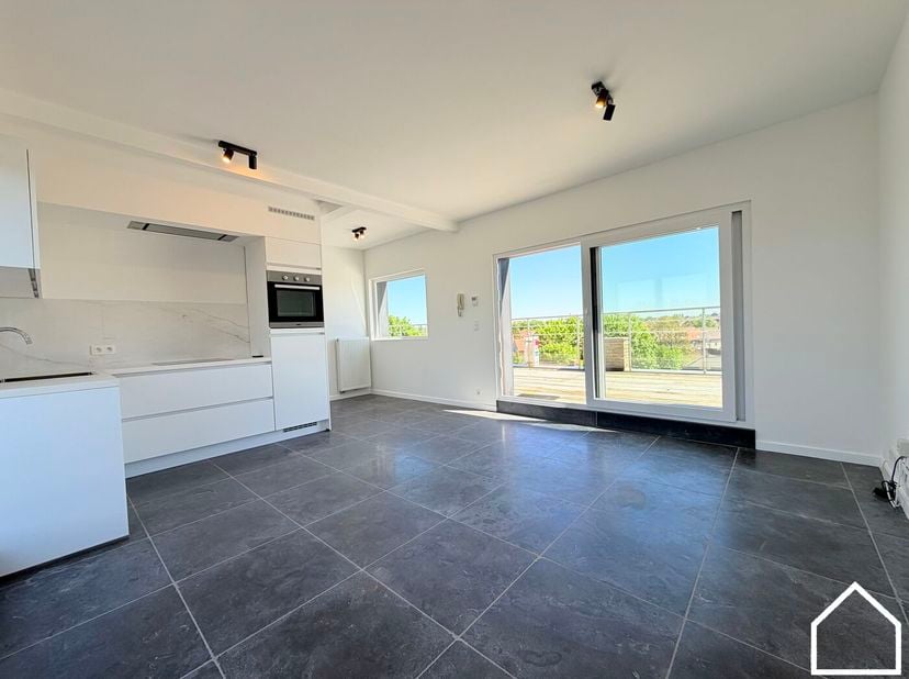 Dit recent gerenoveerde en volledig geschilderde appartement is ideaal voor wie op zoek is naar een instapklare woonst of interessante investering. De