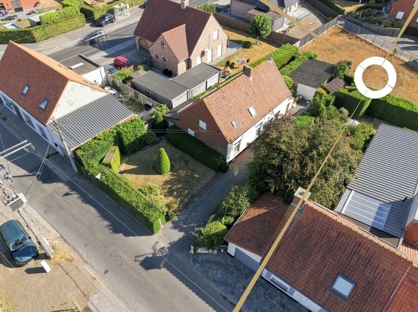 Op zoek naar een woning met potentieel en vooral veel ruimte om je eigen woonideeën te realiseren? In Zarren bevindt zich deze te renoveren of eventue