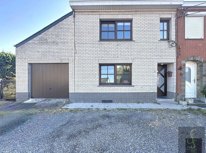 Au calme dans la commune de Leval-Trahegnies, à proximité immédiate de toutes commodités, du zoning commercial d'Anderlues, belle maison trois façades
