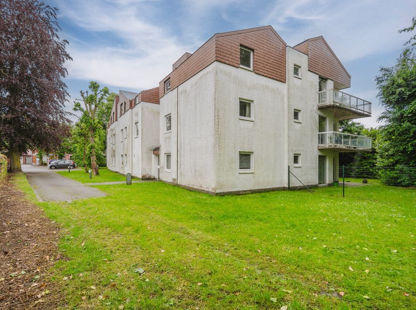 Dakappartement in de Sint-Sebastiaansstraat 35 in Roeselare, op korte afstand van het station, winkels en het centrum en toch gelegen in een rustige,