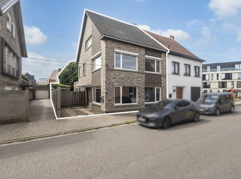 Uiterst gezellige en centraal gelegen woning met zuidgeoriënteerde, groene stadstuin, 4 slaapkamers, 2 badkamers en ruime kelderverdieping (eventueel