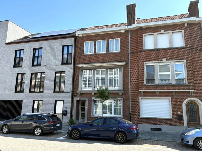 Super gelegen burgerwoning met stadstuin<br />
Kom deze woning met super potentieel ontdekken, mooie bewoonbare oppervlakte, hoge plafonds, en ruime s