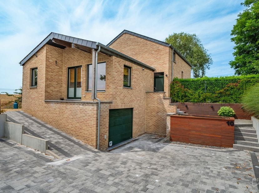 We Invest Hesbaye biedt u deze aangename vrijstaande woning aan, gelegen in Tourinne, in een rustige doodlopende straat, op een perceel van 780 m². De