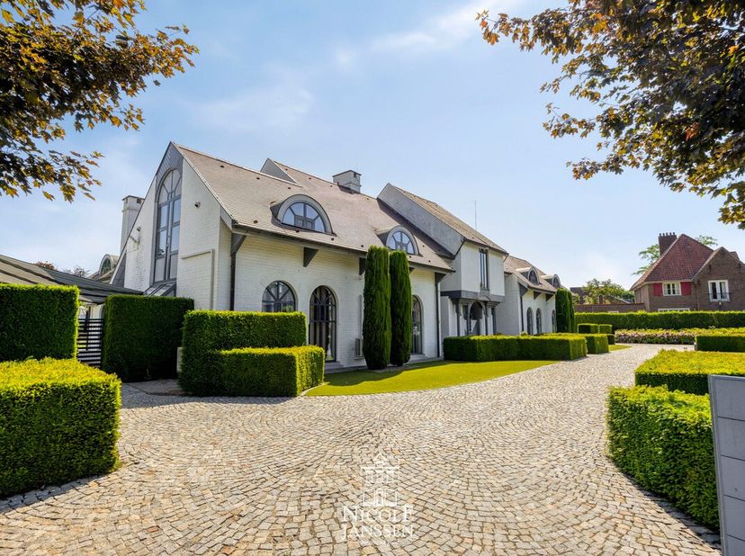 Deze exclusieve villa met bijzondere architectuur biedt een unieke combinatie van ruimte, luxe en verfijnd<br />
wooncomfort. Dankzij de open en licht