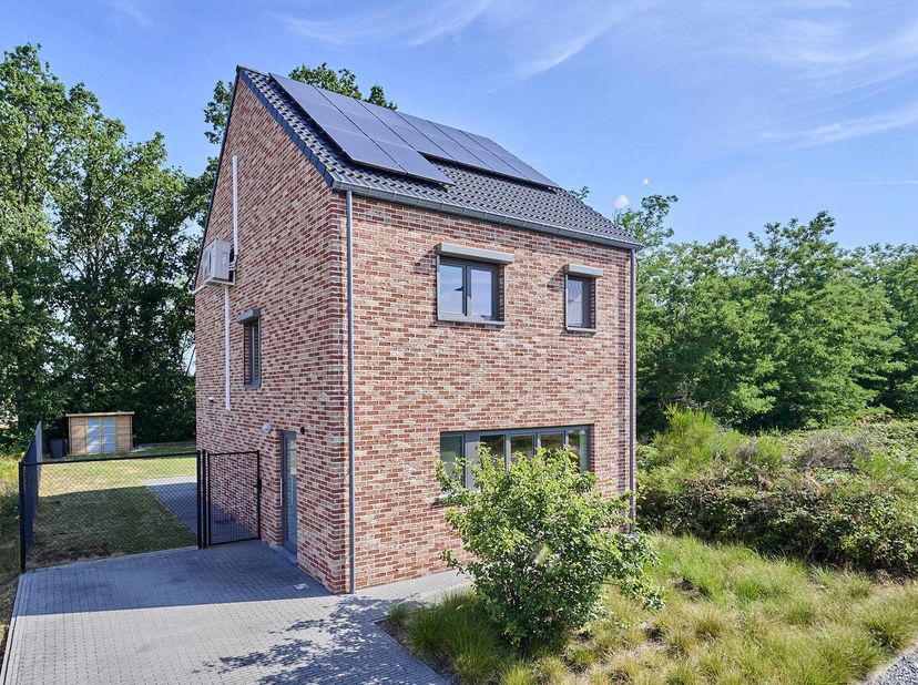Instapklare BEN-woning, 14 zonnepanelen en ruime tuin. Deze recente halfopen BEN-woning is gelegen in een rustige en kindvriendelijke woonwijk, waar c