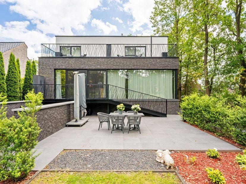 Deze prestigieuze en multifunctionele designvilla combineert vandaag een succesvolle uitbating als luxueuze B&amp;B en restaurant met een uitzonderlijke w