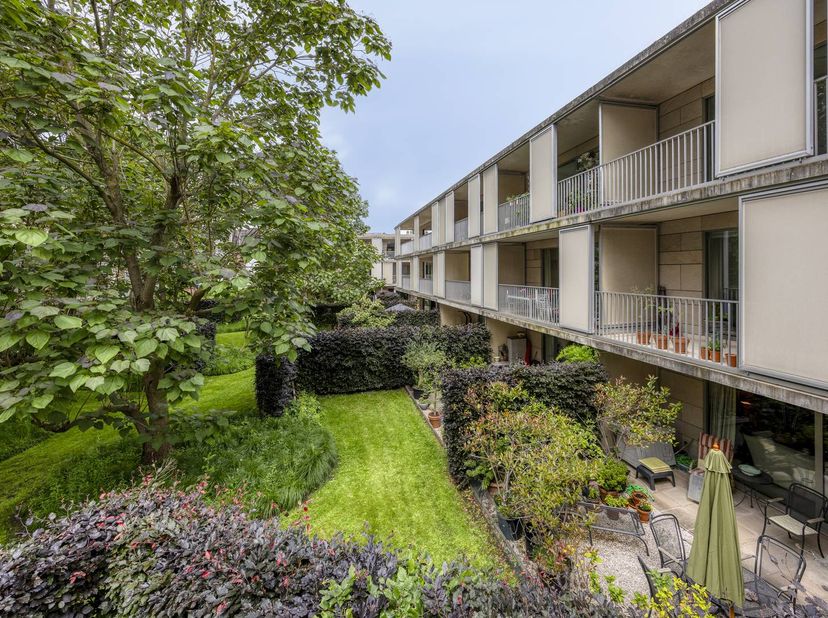 In residentie 'Reylof' vinden we dit bijzonder, lichtrijk appartement terug. Door de centrale ligging in het midden van Gent bevinden we ons op wandel