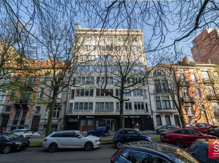 Gelegen op de 6e verdieping van een goed onderhouden gebouw van 8 verdiepingen, combineert dit lichtrijke en ruime appartement comfort, moderniteit en