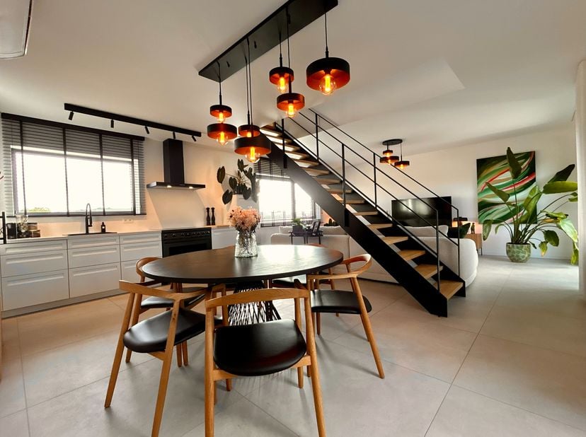 Instapklaar ruim duplexappartement met 3 slaapkamers, EPC A, garagebox en uniek terras van 61m² Hasselt-Kortessem.<br />
<br />
Dit recente duplexappa