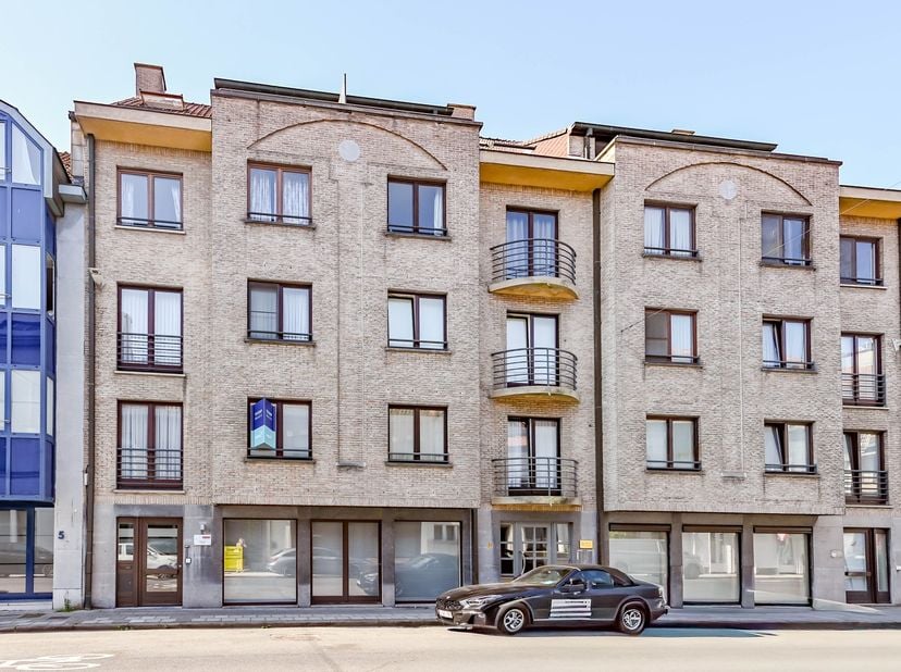 VERKOCHT! Compromis in opmaak. Dit tweeslaapkamerappartement bevindt zich op de eerste verdieping van residentie Sint-Tillo en is gelegen in het centr