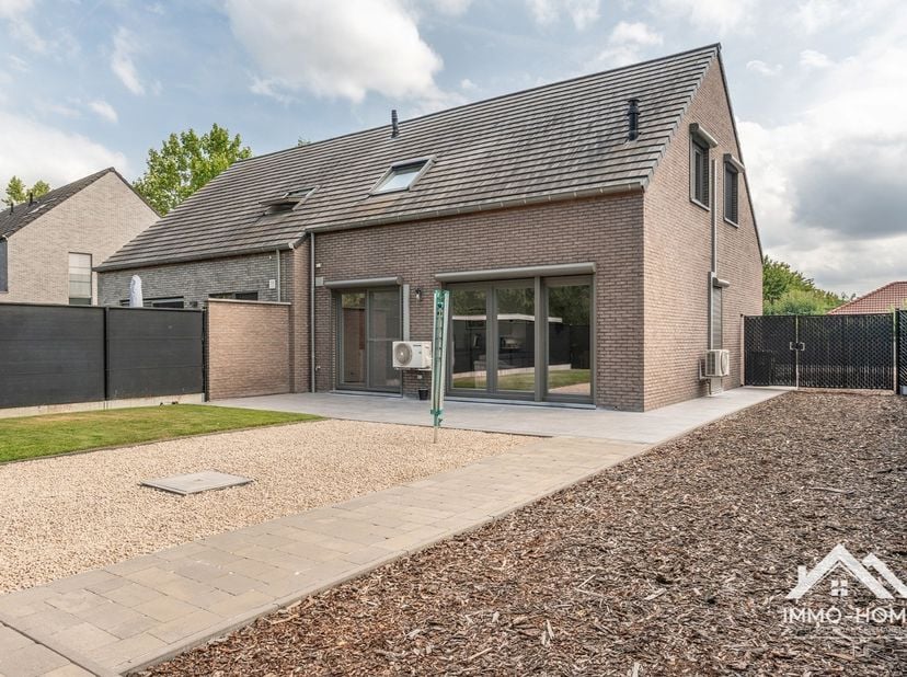 Deze rustig gelegen, perfect onderhouden halfopen bebouwing vinden we terug in een mooie groene woonwijk op de rand van Oostakker. Via de inkomhal (me