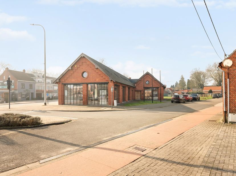Volledig gerenoveerd historisch gebouw gelegen in het centrum van Westmalle. Hier is het mogelijk een kantoorruimte te huren met een minimum oppervlak