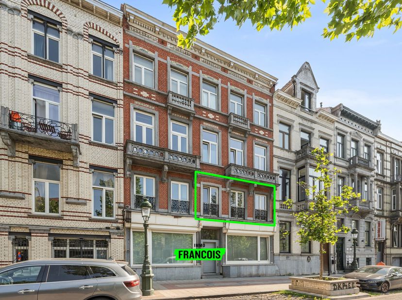 Dit stijlvolle appartement met een bewoonbare oppervlakte van 78 m² (volgens EPC) bevindt zich op de eerste verdieping van een mede-eigendom met negen