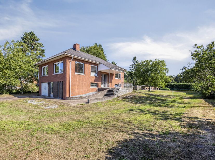 Scherpe prijs voor snelle beslissers! Dit vrijstaande, te renoveren huis ligt op een riant perceel van 2.445 m², met een straatbreedte van 30m, Dankzi