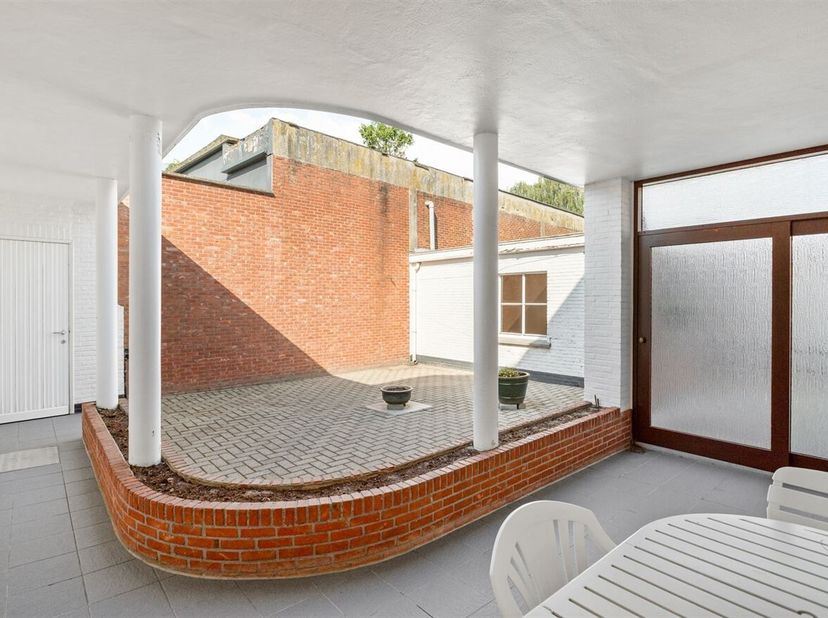 Charmante gezinswoning met 4 à 5 slaapkamers en magazijn<br />
Ontdek deze charmante gezinswoning met veel potentieel, gelegen aan de Lindenlaan 10 in