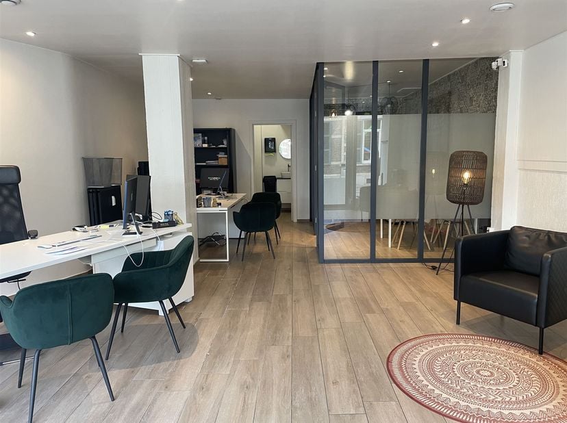 Instapklaar handelspand of kantoorruimte in het centrum van Genk.<br />
<br />
Dit multifunctioneel handelspand van ca 75 m² werd enkele jaren geled