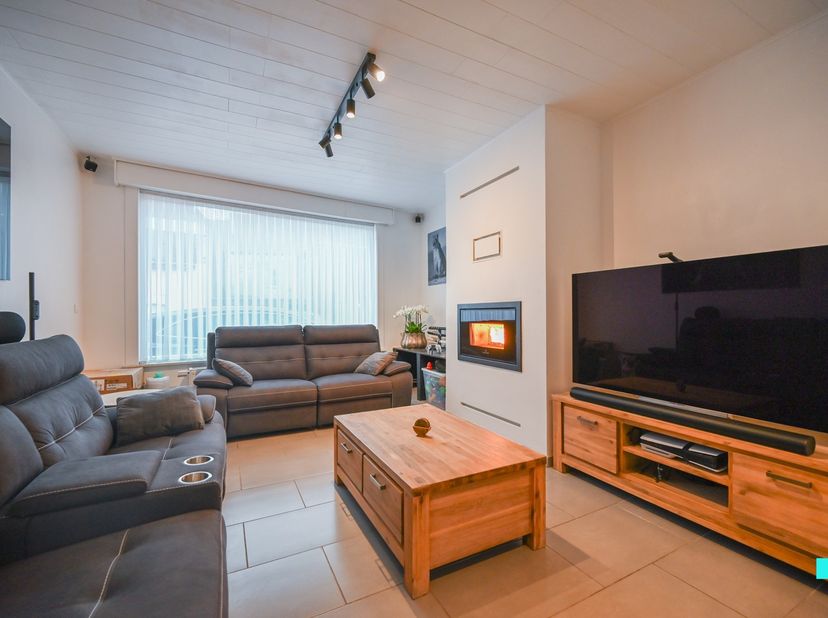Ontdek deze gezellige en volledig instapklare eengezinswoning nabij het centrum van Kuurne. De woning geniet van een ruim woonoppervlak van 206 m² (vo