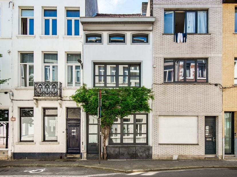 Op zoek naar een instapklare woning met karakter, sfeer en een kwalitatieve afwerking? Dan zal deze charmante stadswoning u meteen weten te bekoren.<b