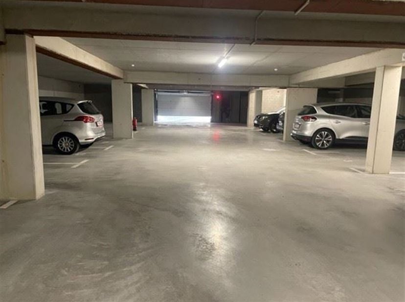 AUTOSTAANPLAATSEN EN GARAGEBOXEN TE KALFORT <br />
Gelegen in het centrum van Kalfort (Fabiolapark) - in de ondergrondse verdieping van Residentie Pl