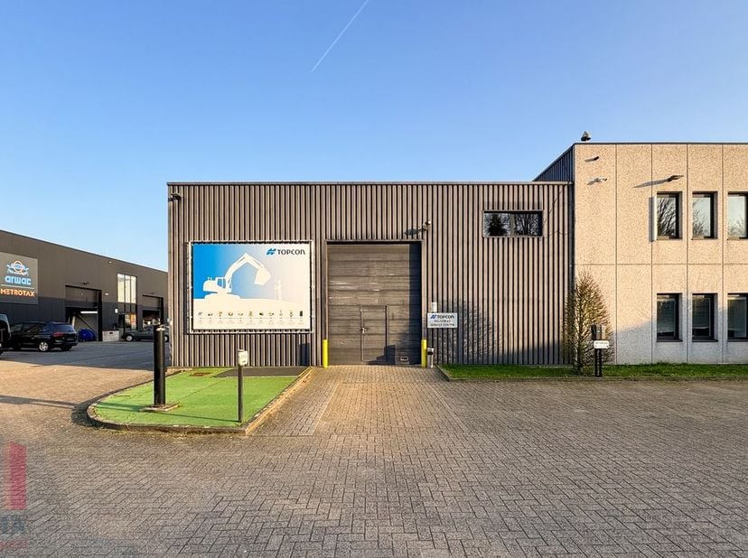 Unité PME de 515 m² avec bureaux aménagés de 267 m² dans un emplacement de choix !<br />
<br />
L'espace de stockage (deux unités distinctes) d'une ha