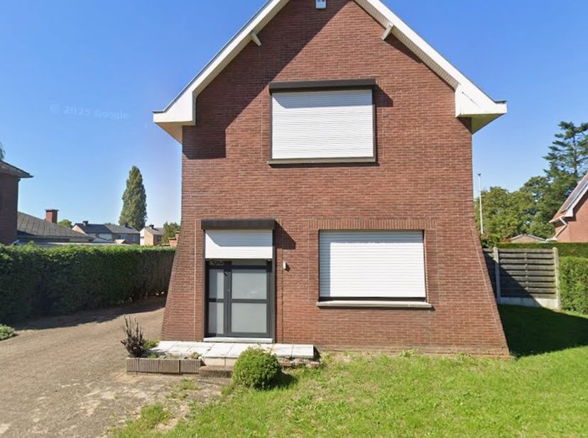 Deze vrijstaande woning met een bewoonbare oppervlakte van 157 m² (volgens EPC) is gelegen op een perceel van 5a 88ca en werd de afgelopen jaren grond