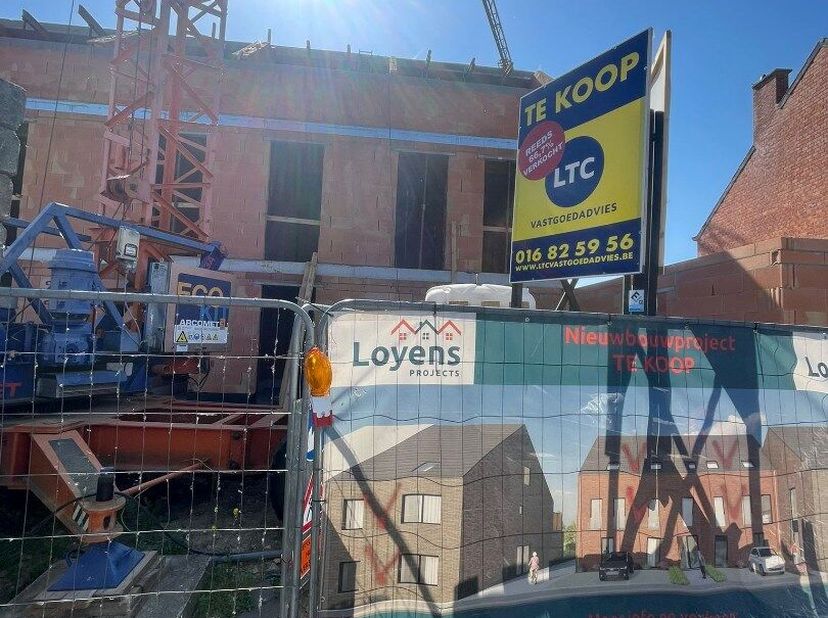 Prachtige energiezuinige woning met twee autostaanplaatsen inbegrepen. Deze zeer grote woning wordt gebouwd en afgewerkt met kwaliteitsvolle en luxueu