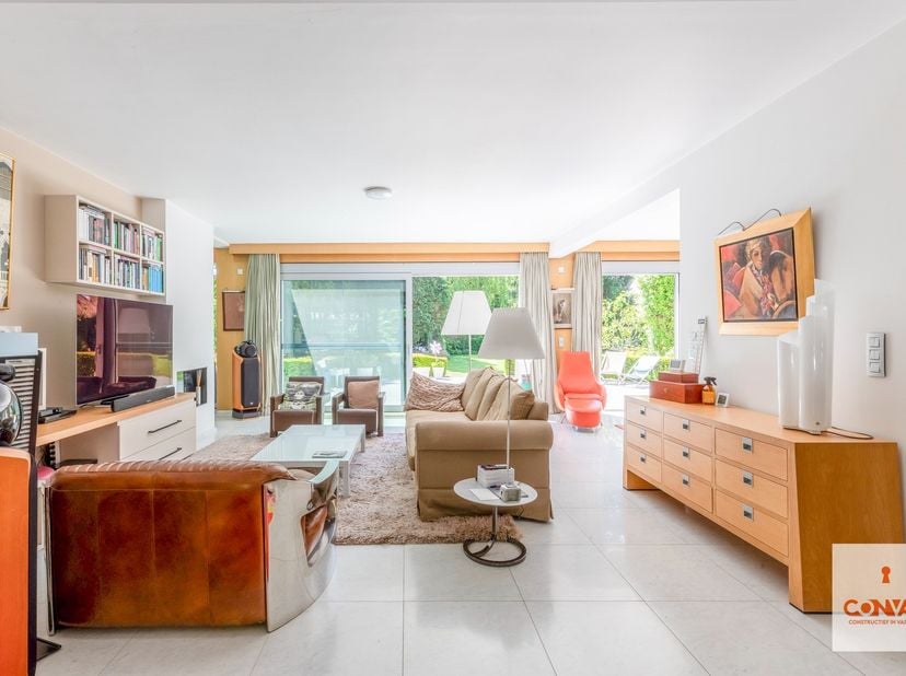 Deze uitzonderlijke villa met een bruikbare vloeroppervlakte van ca. 433 m² is gelegen in Mariakerke op een perceel van maar liefst 1.570 m² en geniet