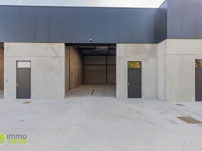 Nieuwe KMO-unit van 122m² in Sint-Gillis (Dendermonde)<br />
Deze unit (6) met bijhorende staanplaats (P16) zijn gelegen in een recent ontwikkeld bedr