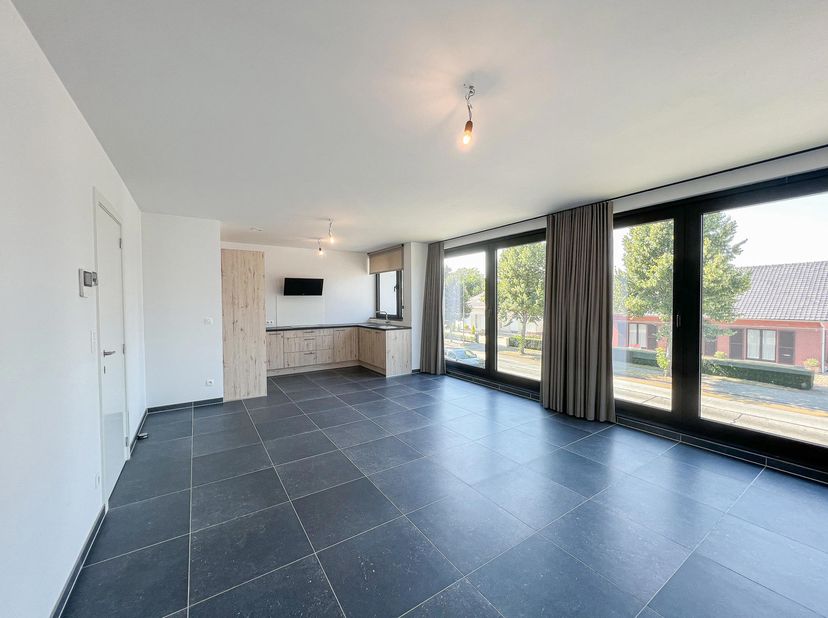 Vandaag nemen we je meer naar een lichtrijk BEN appartement net buiten het centrum van Bornem. Het appartement voldoet aan de huidige normen inzake en