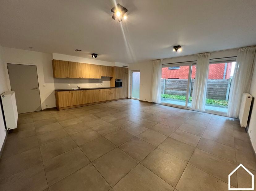 Dit aangename gelijkvloerse appartement combineert comfort, functionaliteit met een fijne buitenruimte. Het appartement beschikt over een lichtrijke l