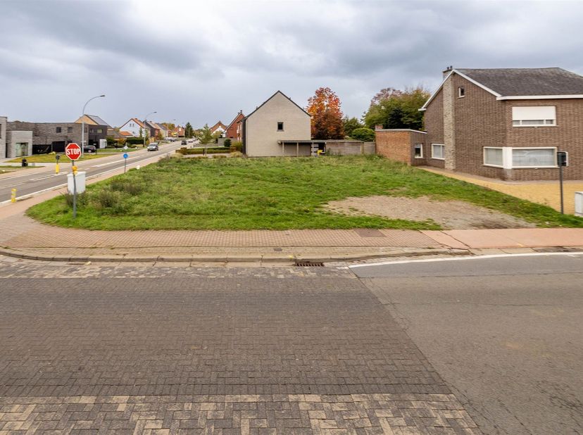 IN OPTIE !!<br />
<br />
Bouwgrond van 646 m² voor open bebouwing.<br />
<br />
Te bouwen diepte: max 12 m<br />
te bouwen breedte: max 16,30 m<b
